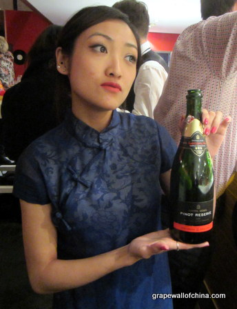 riemy borres wan of redstar with chapel down english sparkling wine at switch new year eve party beijing china (1)